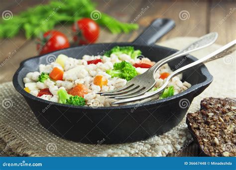 Gachas De Avena De La Cebada Con Las Verduras Foto De Archivo Imagen