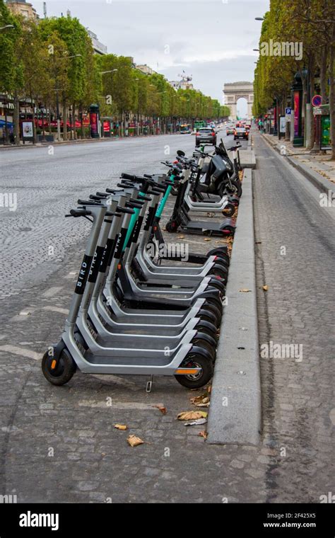 Entlang champs elysees Fotos und Bildmaterial in hoher Auflösung Alamy