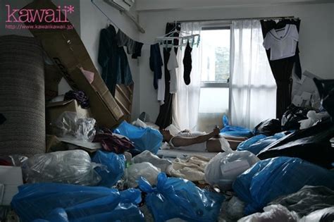 隣人のゴミ部屋で異臭中年おやじに抜かずの連撃中出し46発で孕まされた制服女子の末路… 桜もこ Av紹介