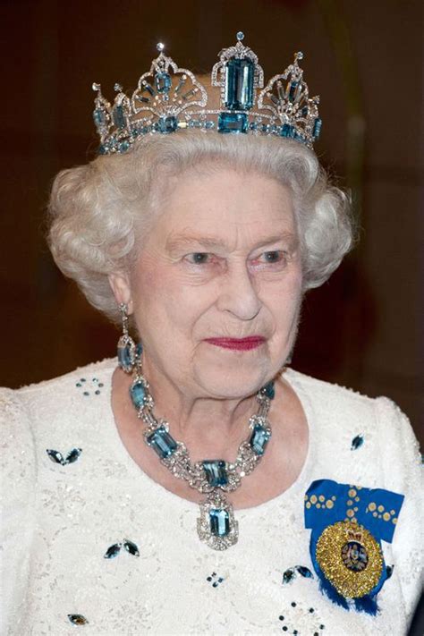 La Reine Elizabeth II Porte La Brazilian Aquamarine Parure En Diamant