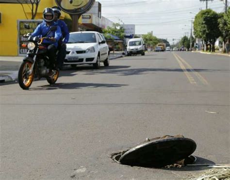 Tampa De Bueiro Se Solta E Causa Transtornos A Motoristas Em Rua