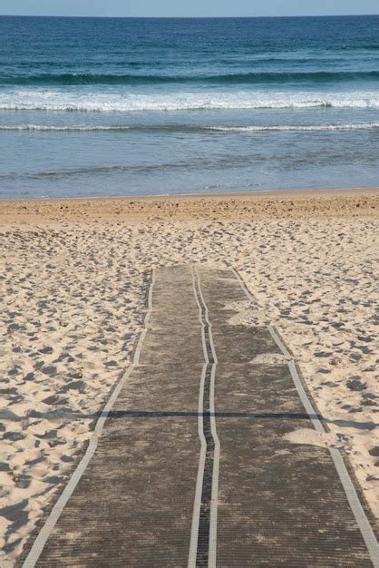 Camino en la playa de somo en santander cantabria españa Foto Premium