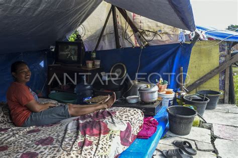 Warga Terdampak Penggusuran Dirikan Tenda Sementara Antara Foto