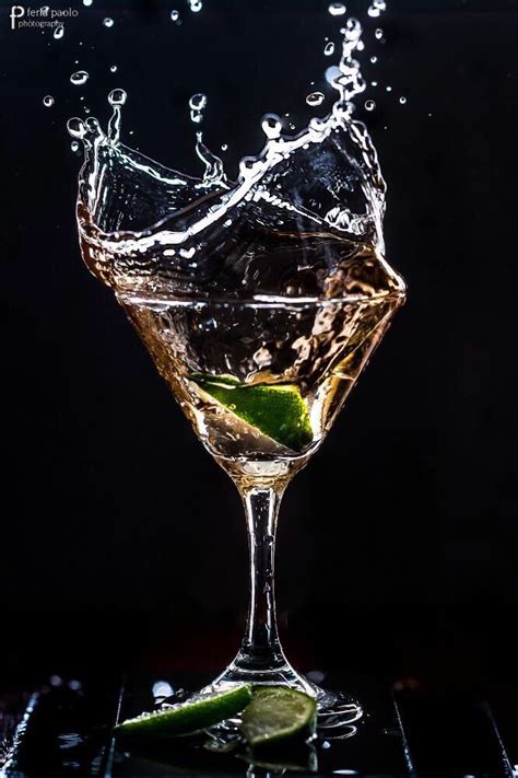 Splash! Lime wedge drops into martini. #photoshoot #cocktail | Splash photography, Cocktail ...