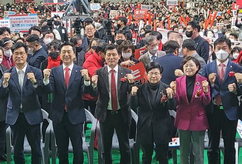 포토타임 주말 용산과 서초에서 보수vs 진보 맞불집회 중앙일보