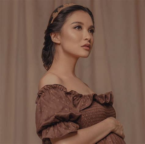 10 Foto Maternity Anak Kedua Ala Chelsea Olivia Konsep Tradisional