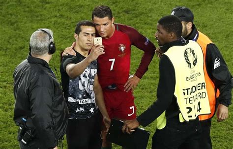 VIDEO Euro 2016 Un fan déjoue la sécurité pour prendre un selfie avec