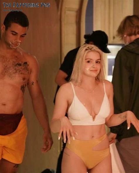 Ariel Winter Exposed Tits In Bikini Starring Pool 6 Photos The Fappening