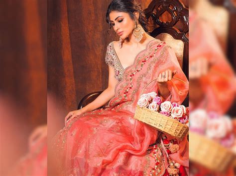 Mouni Roy Wear Pink Color Lehenga Choli Gives Bold Hot Pose पिंक कलर