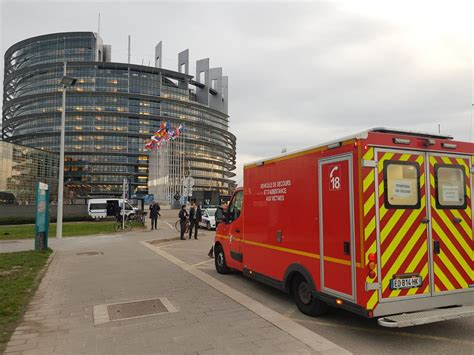 Strasbourg Un Homme Tente De S Immoler Par Le Feu Devant Le Parlement