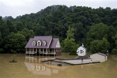 Al menos 25 muertos por las inundaciones en Kentucky y la histórica