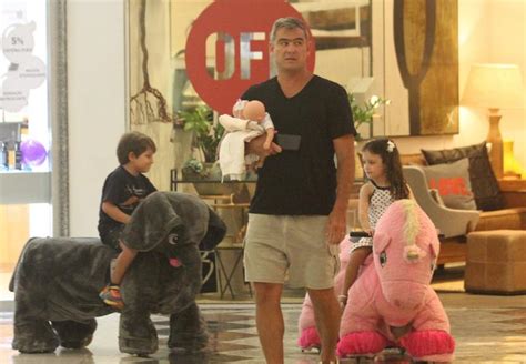 Thierry Figueira surge filhas gêmeas em passeio no shopping e