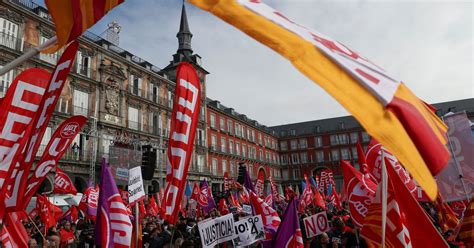 Miles de personas marchan en España para exigir aumentos salariales en