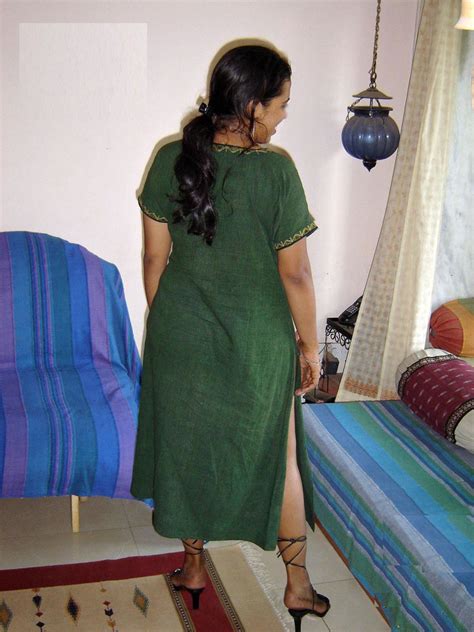 Sexy Desi Aunty Removing Clothes Showing Ass Boobs N Choot Pics