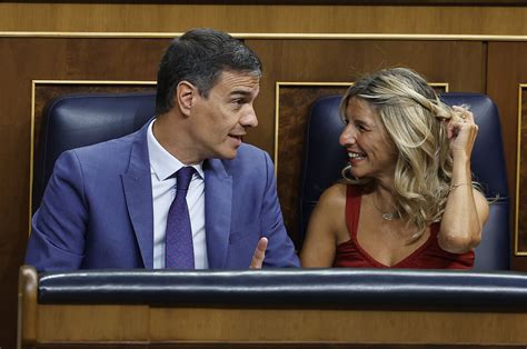 Pedro Sánchez y la ministra de Trabajo en funciones y diputada de Sumar