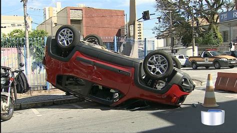 Carro capota após batida em cruzamento na região central de Taubaté