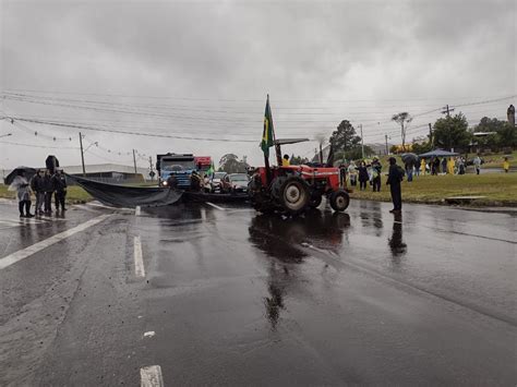 Manifestantes bloqueiam trecho da BR 386 em Nova Santa Rita Região