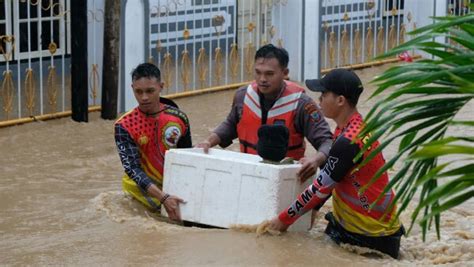 Warga Terjebak Banjir Di Ternate Tanjung Samapta Polda Sulut Dan