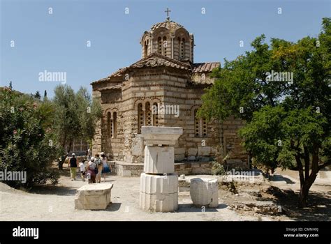 La Antigua Agora Atenas Grecia Vista De La Iglesia Bizantina De Los