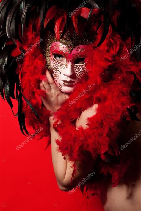 Femme Nue En Masque V Nitien Sur Rouge Photo De Stock Par Nick