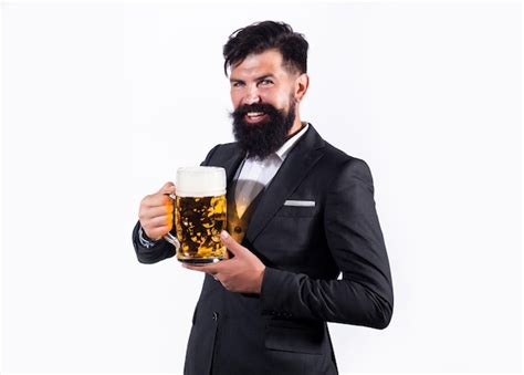 Hipster Barba E Bigode De Terno Bebe Cerveja Ap S O Dia De Trabalho