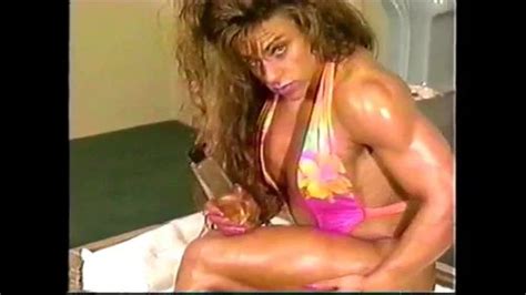 Watch 彼女の体に油を注ぐ女性ボディービルダー 筋肉 女性ボディービルダー Solo Porn SpankBang