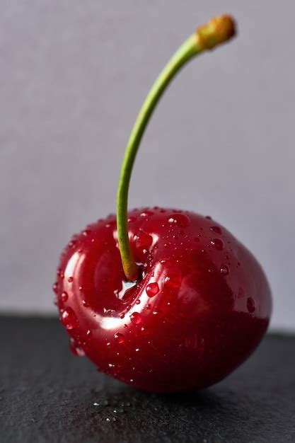 Close Up De Uma Cereja Suculenta Pequenas Gotas Na Gua No Fundo De