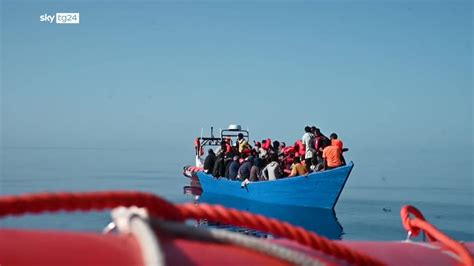 Migranti A Lampedusa Sbarchi Autonomi Senza Sosta Video Sky