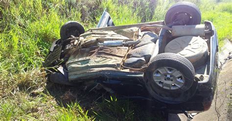 G1 Carro Bate De Frente Carreta E Motorista Fica Ferido Na BR 381