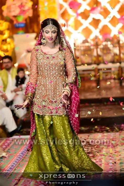 Selecting The Most Beautiful Mehndi Dress For Your Event Off