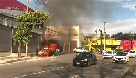 Carro pega fogo na avenida Pedro II e complica trânsito no sentido