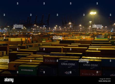 Containerterminal Burchardkai In Hamburg In Der Nacht Stockfotografie