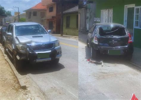 Colis O Entre Dois Carros Registrada Na Primeiro De Maio