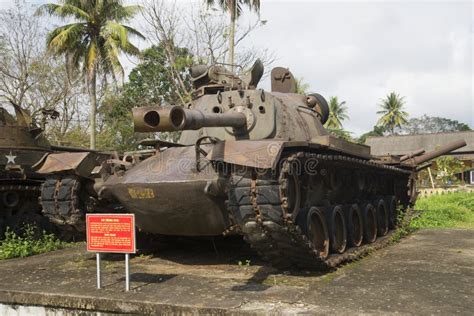 El Tanque Medio Americano M48 Patton III En La Tonalidad De La Ciudad