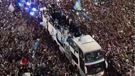 Primire triumfală a echipei Argentinei la întoarcerea în ţară Imagini