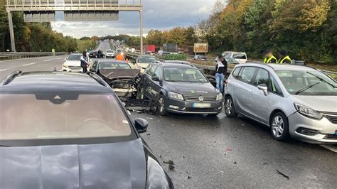 Verkehr A Nach Massenkarambolage Wieder Frei