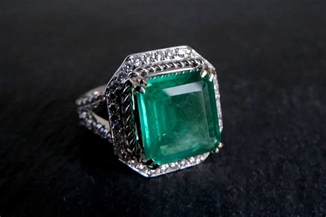 6ct Clean Natural Emerald Stone Ring 18k | Gem Gardener