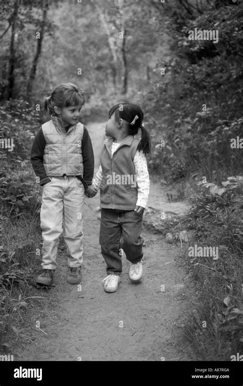 Young Black Couple Walking Down Banque Dimages Noir Et Blanc Alamy