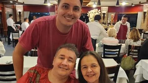 No primeiro emprego aos 43 anos autista paga almoço de Dia das Mães e