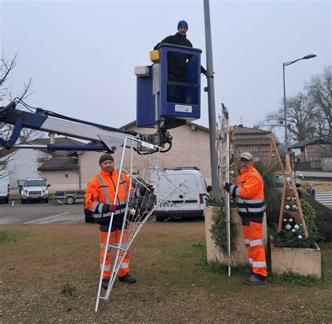 Saint Julien sur Reyssouze Les décorations des fêtes mises en place