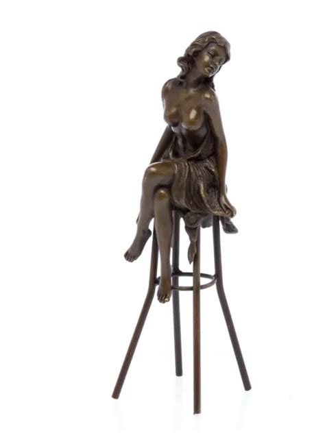 STATUETTE DE FEMME Nue Sur Tabouret De Bar Style Antique Bronze EUR