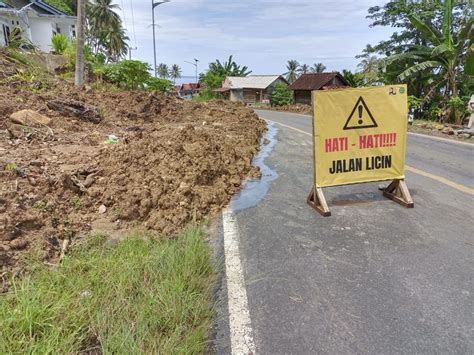 Tutup Setengah Badan Jalan Warga Minta Material Longsor Dibersihkan