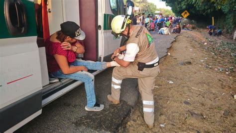 Migrantes Avanzan Por La Carretera Tapachula Huixtla