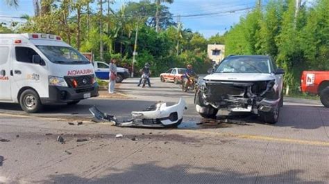 Vehículos chocan en el entronque de la carretera Coatepec