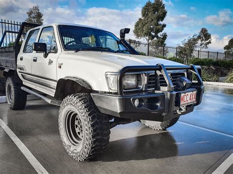 toyota hilux   lnln    falcon bull bar bla