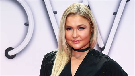 Sophia Thiel 2021 Sophia Thiel Zeigt Ihre Neuen Kurven Im Bikini