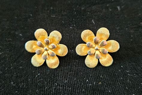 Vintage Crown Trifari Gold Toned Textured Flower Clip Gem