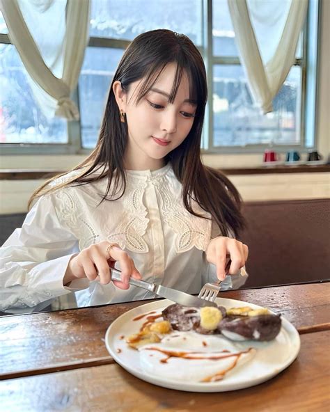 麻亜里さんのインスタグラム写真 麻亜里instagram 「ヴィーガンランチ🍽 Alaska Zwei 週末限定のキャラメルバナナのフレンチトーストに サラダをたっぷりと🥗 全て