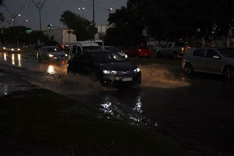 Caño roto gran pérdida de agua en un sector de Av Alem El Litoral