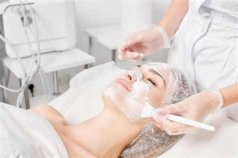 Esteticista Aplica M Scara De Crema En La Cara De La Mujer Para El